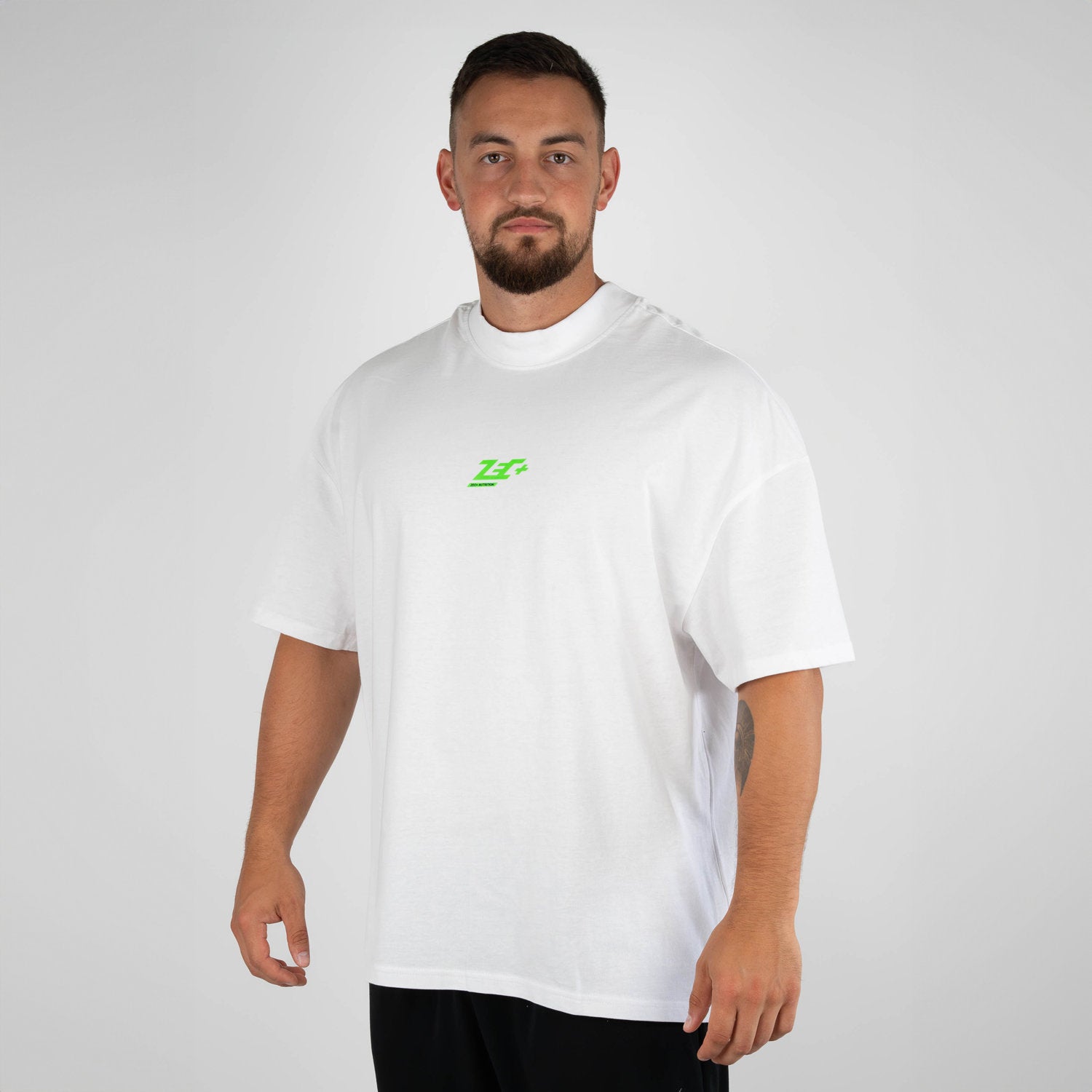 Mann trägt weißes oversized Zec+ T-Shirt Vorderseite