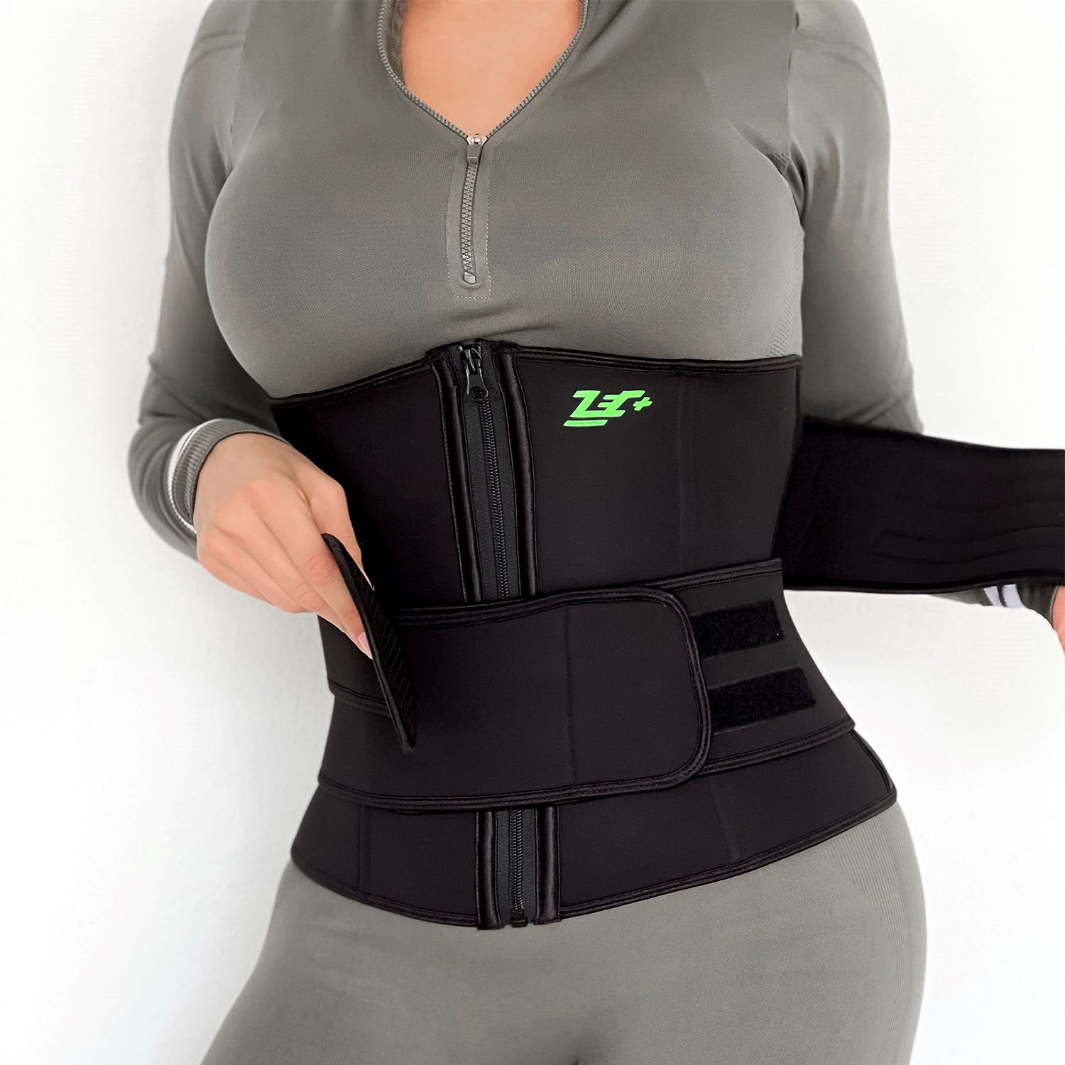 Zecplus Ladies Taillengurt schwarze Taille-Stütze mit Zecplus Logo, Frau mit grauem Anzug frontal halb geschlossen