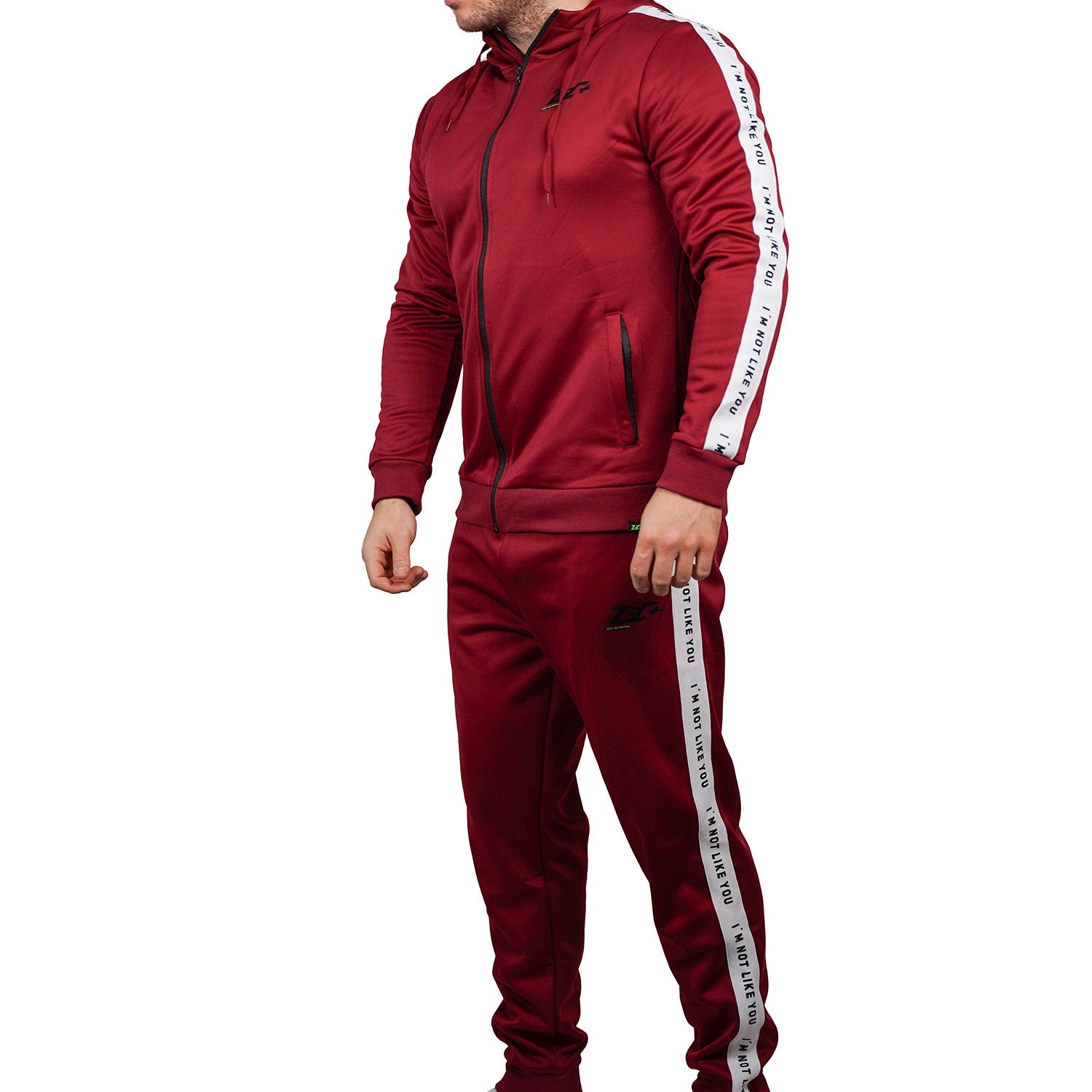 Burgunderfarbener Zec+ Vibes Herren-Trainingsanzug, Vorderansicht schräg