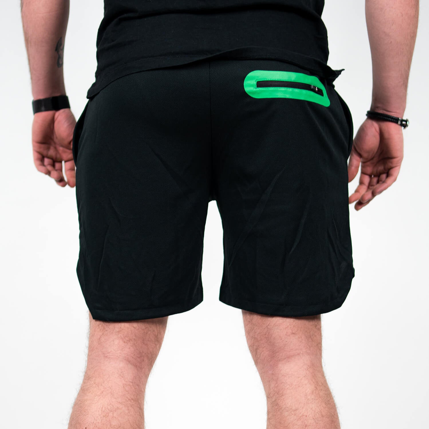 Schwarze Herren Dual Shorts Rückseite mit grüner Reißverschlusstasche