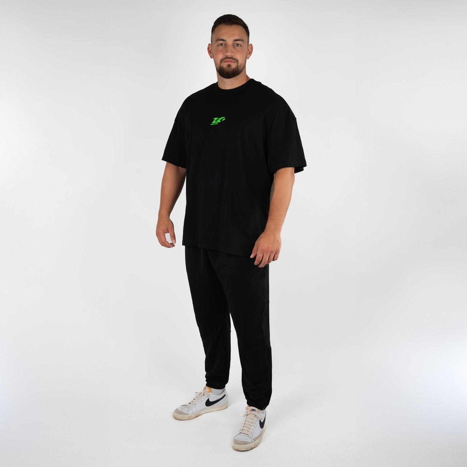 Schwarzes Oversized Herren-T-Shirt mit Zec+ Logo vorne, Model Ganzkörperansicht