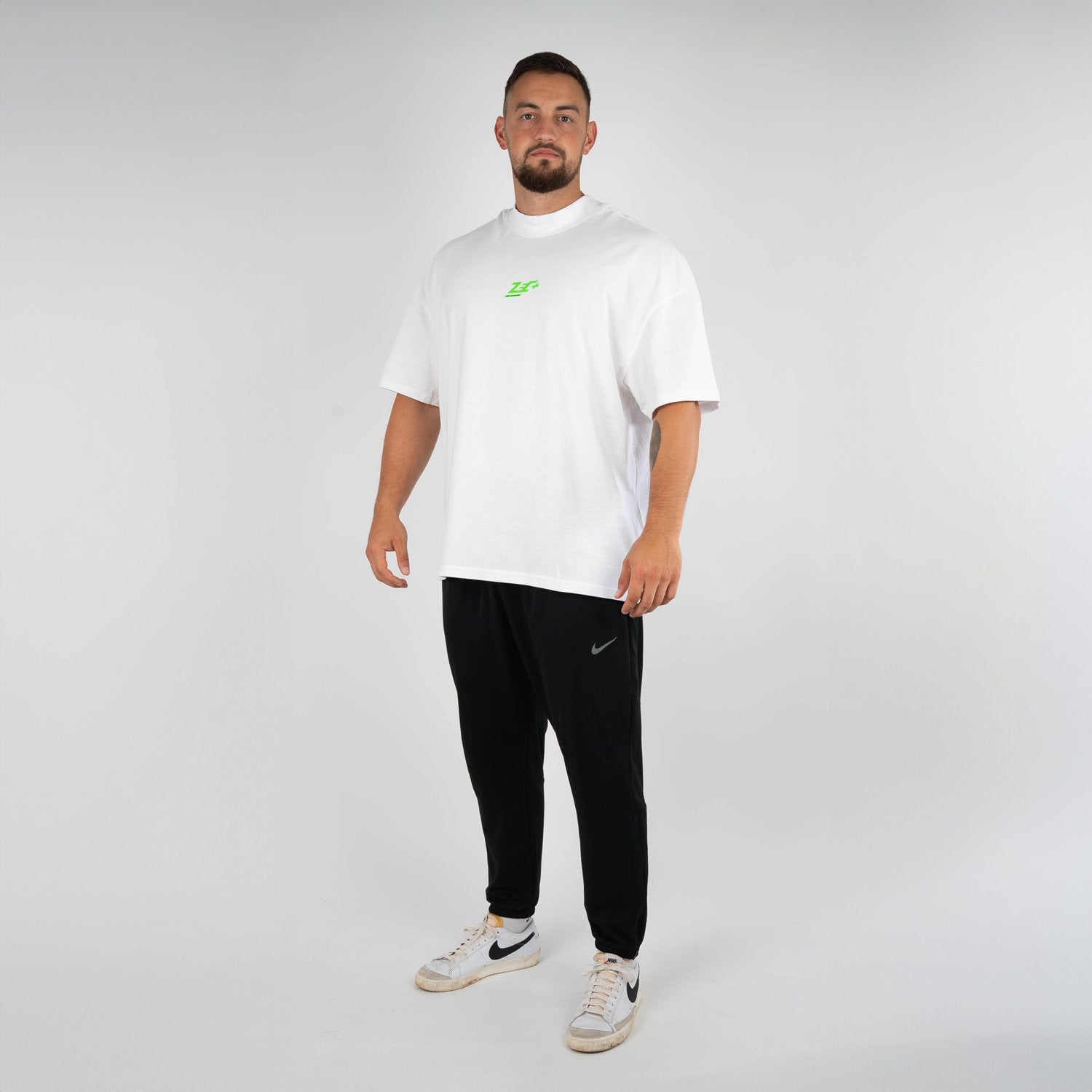 Mann trägt weißes oversized Zec+ T-Shirt Vorderseite ganze Figur