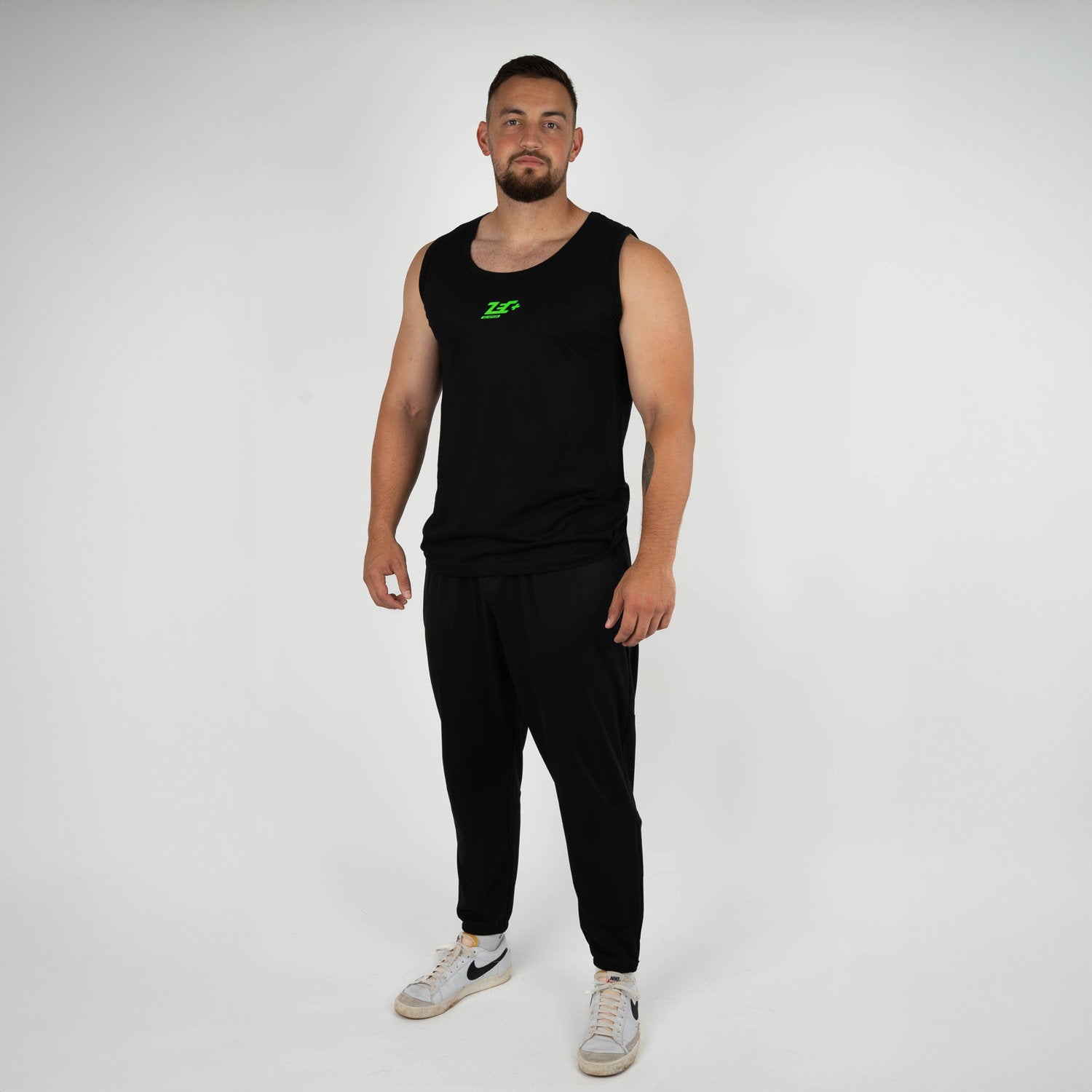 Schwarzes Zec+ Muskelshirt für Herren, Vorderansicht, Ganzkörperaufnahme