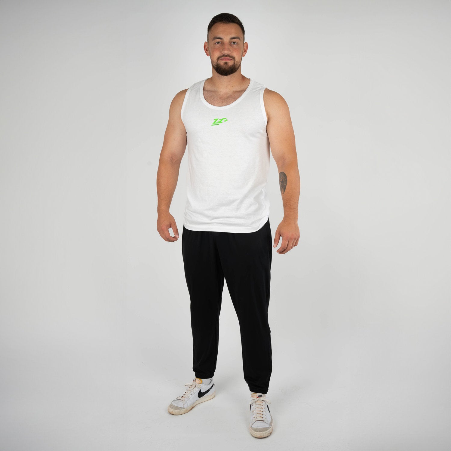 Herren Muskelshirt Tanktop in Weiß mit grünem Zec+ Logo, Ganzkörperansicht