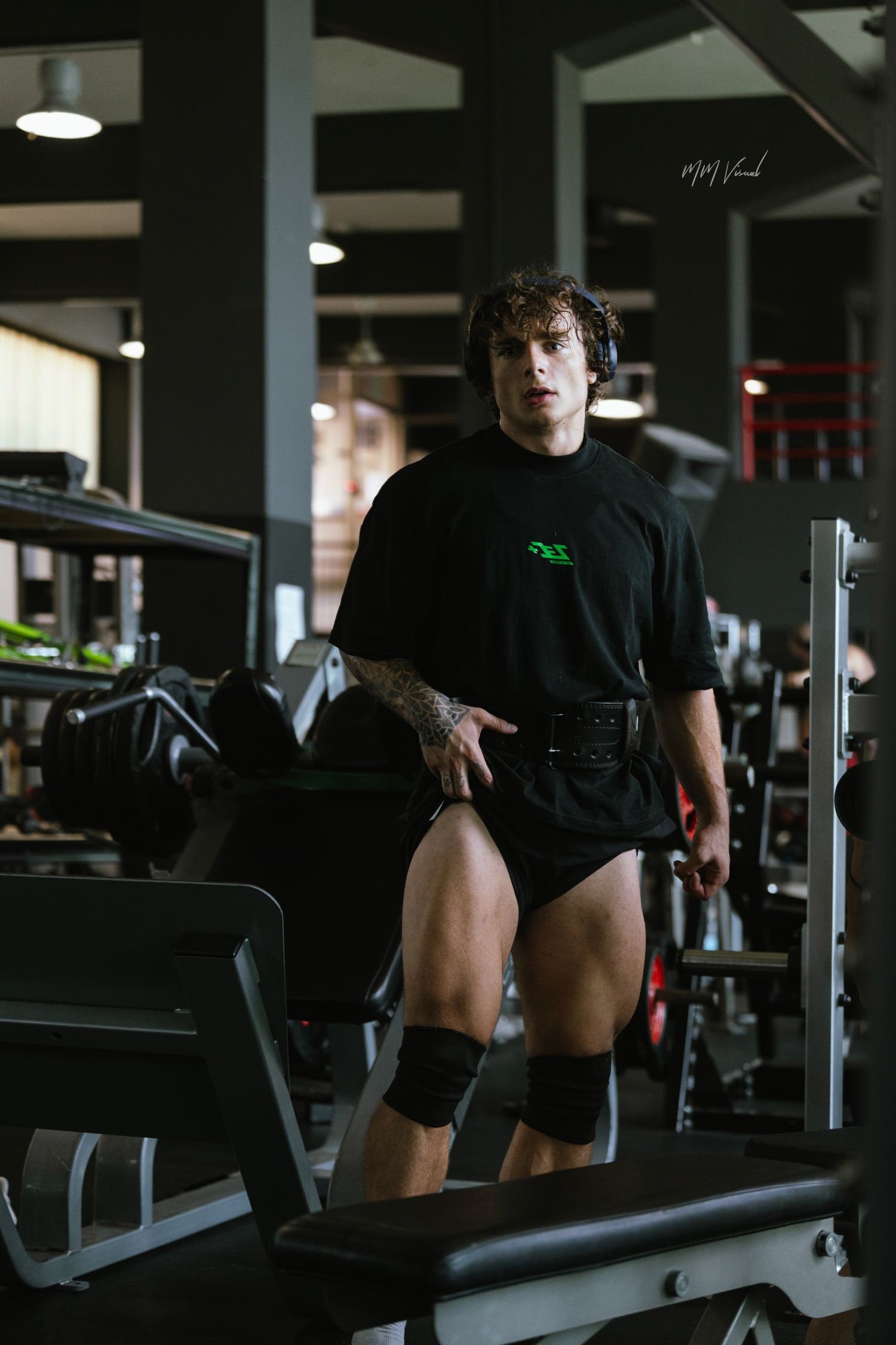 Schwarzes Oversized Herren-T-Shirt mit Zec+ Logo, Model posiert im Fitnessstudio