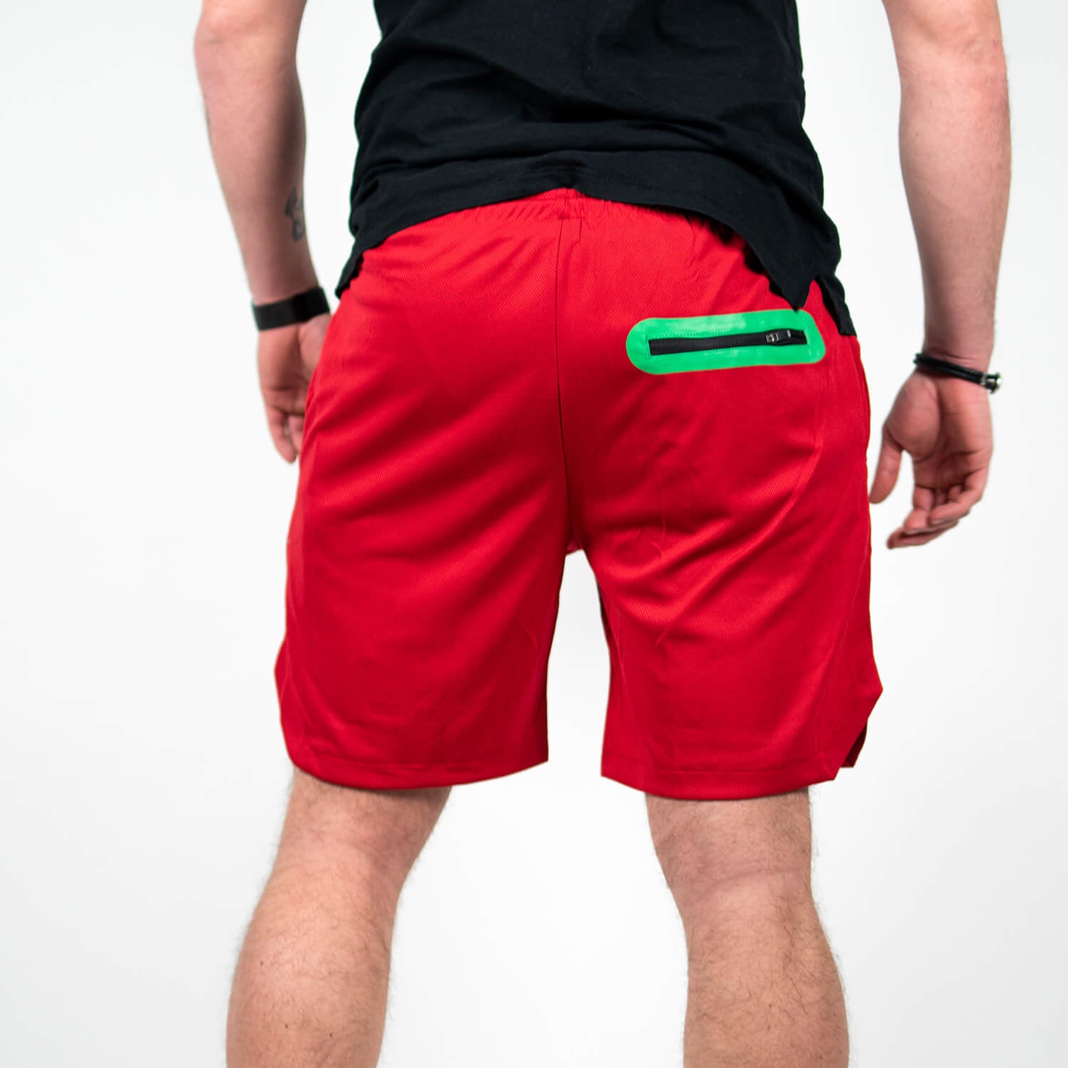 Zec+ Dual Shorts in Rot, Rückseite mit grünem Zipperfach