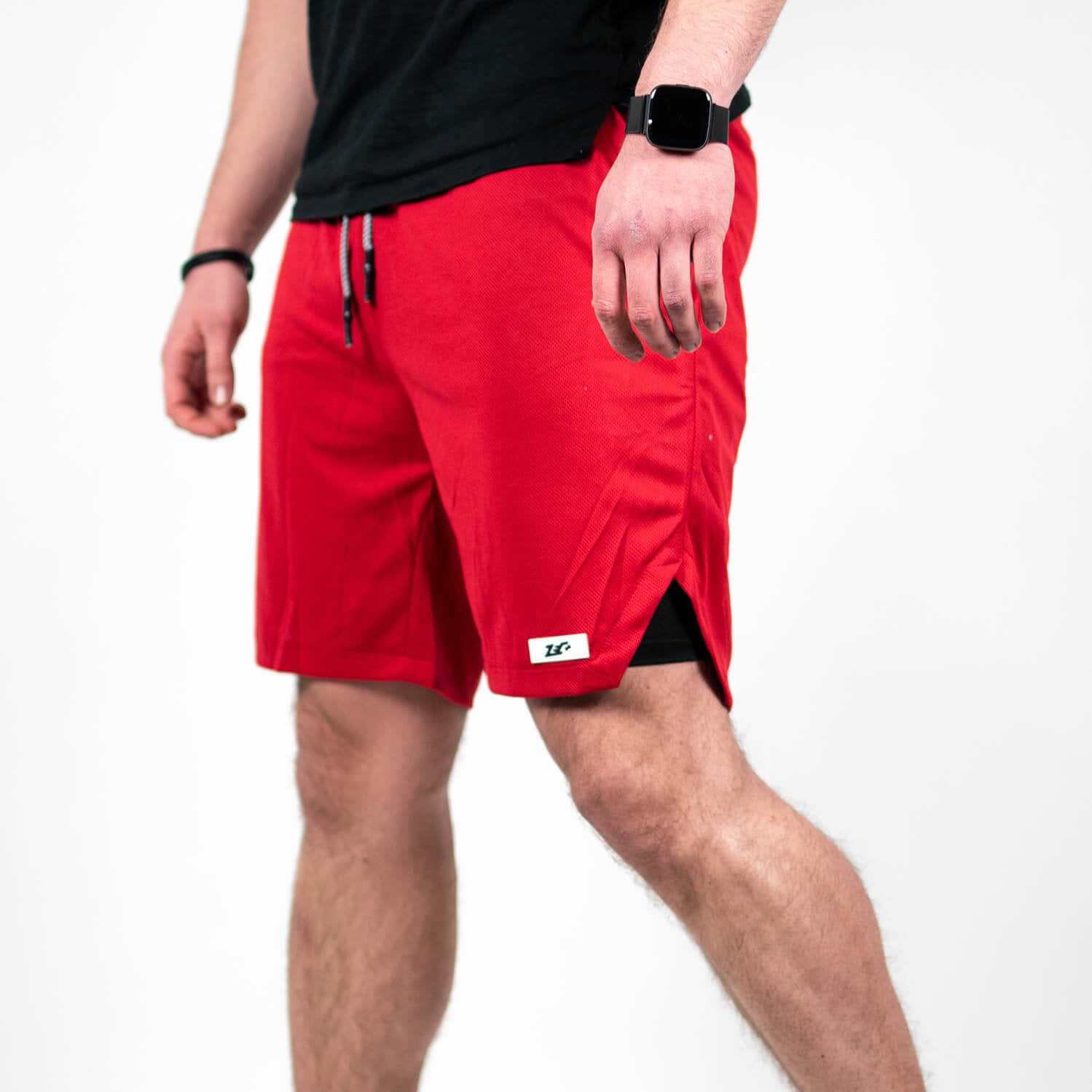 Zec+ Dual Shorts in Rot, Seitenansicht mit Logo
