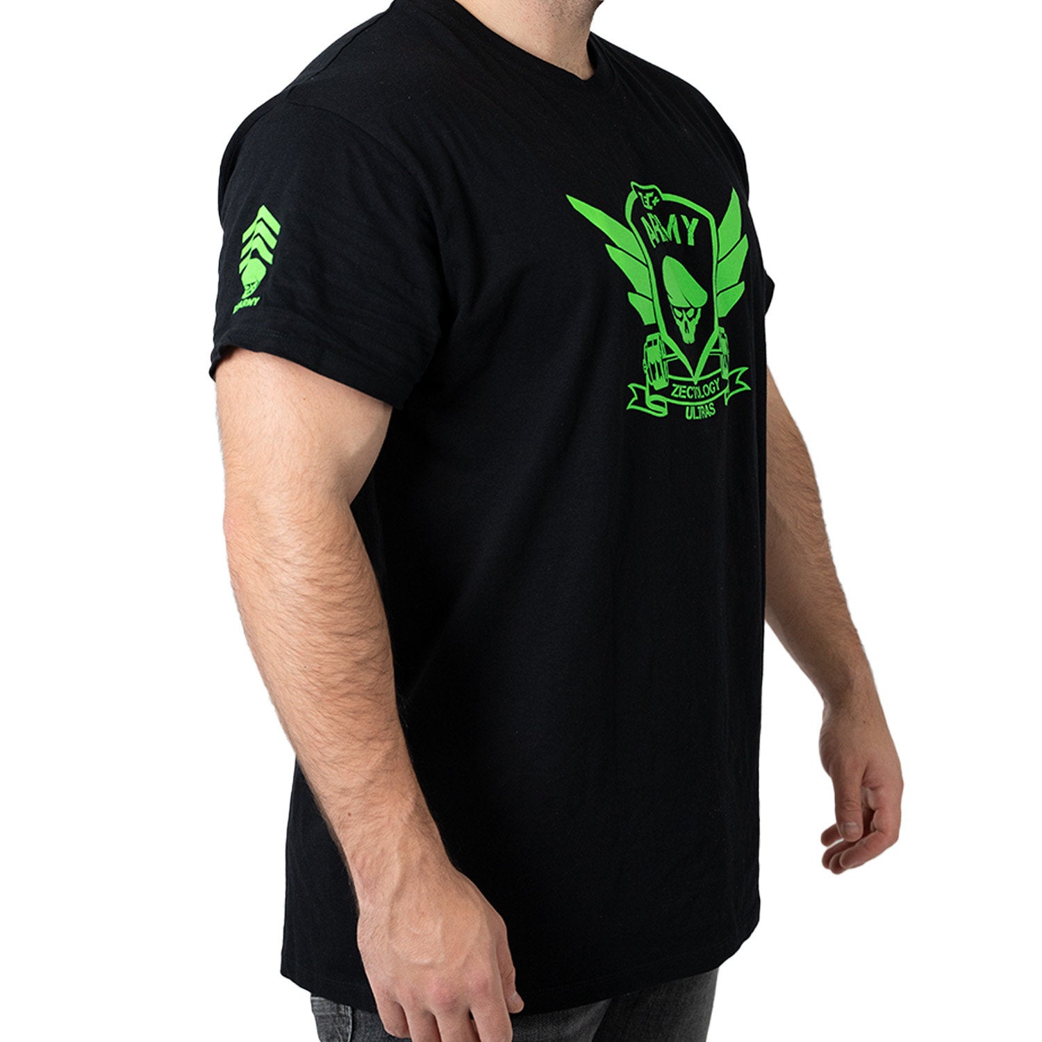 Schwarzes Herren T-Shirt schräg von rechts mit grünem Zecplus Army Logo auf der Front