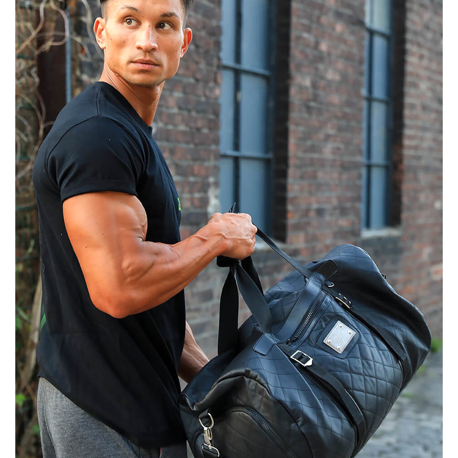 Zecplus Lifestyle Weekender Tasche Sporttasche schwarz gesteppt getragen von Mann beim Posing