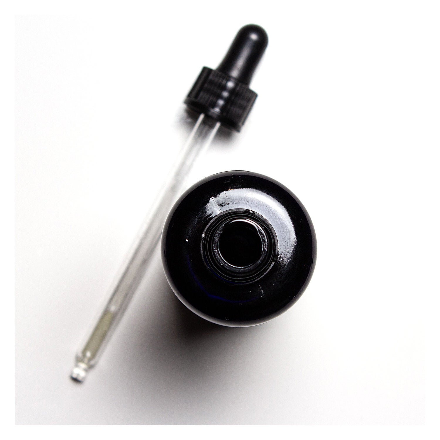 Zecplus Bartöl 75 ml Flasche geöffnet mit Pipette und Flaschenhals Nahaufnahme